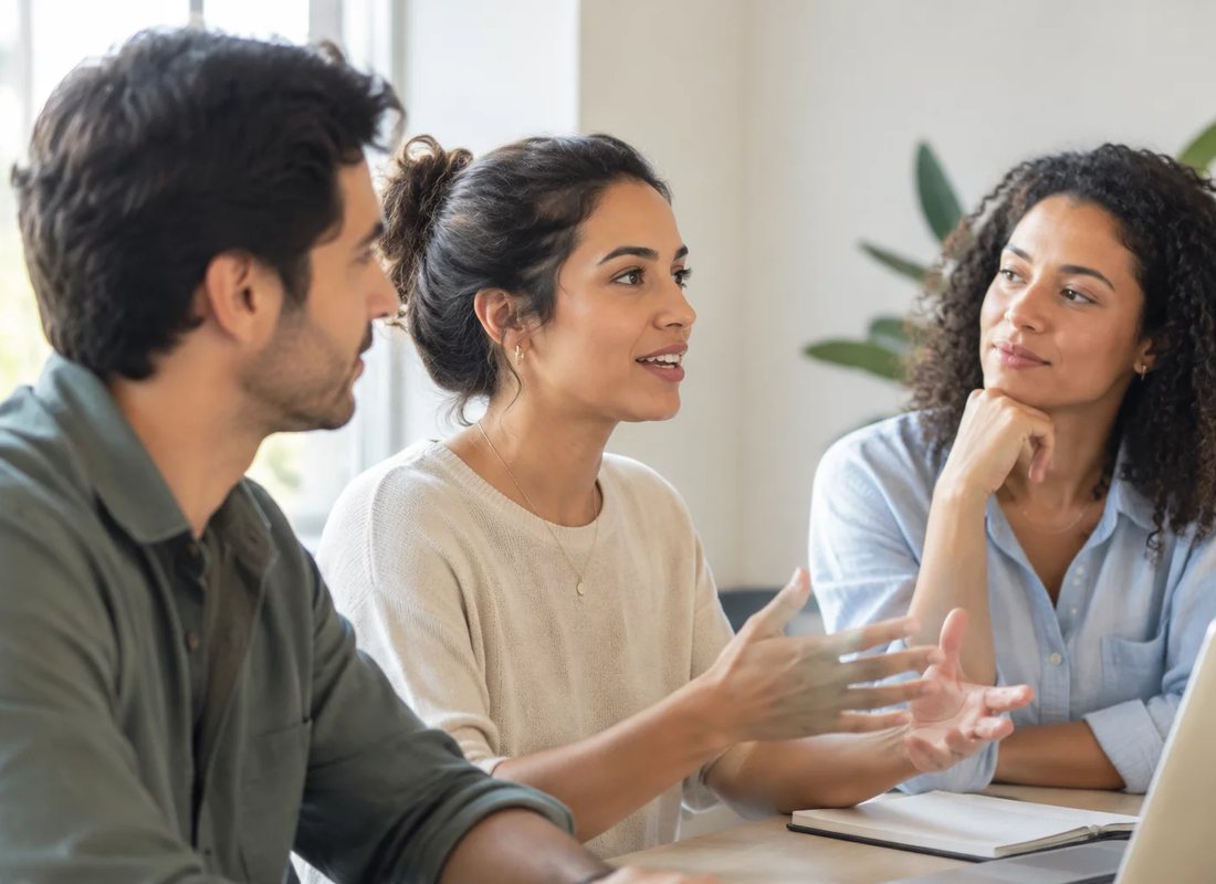 Conversa em pé entre as estantes da escola, com folhas de anotação na mão de quem discute